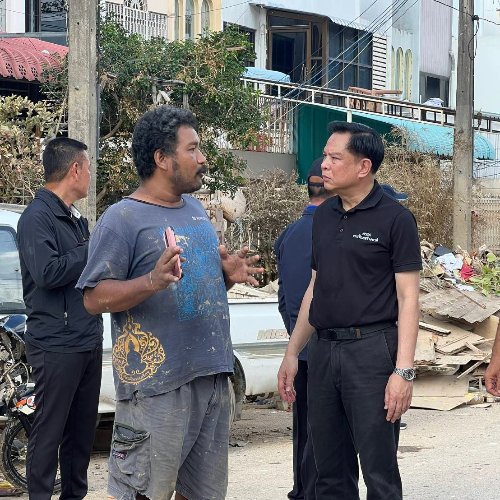 "พีระพันธุ์" นำทีม รทสช.ลงพื้นที่เยี่ยมเยียนให้กำลังใจชาวหาดใหญ่ รับฟัง 'ปัญหา - เรื่องร้องเรียน' ผู้ประสบภัย ลั่นพร้อมแก้วิกฤต หากชาวบ้านไม่ได้รับความเป็นธรรม