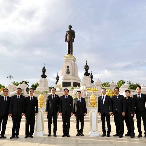 'น้อมรำลึกในพระมหากรุณาธิคุณ' พรรครวมไทยสร้างชาติ ร่วมถวายพานพุ่ม เนื่องในวันคล้ายวันพระบรมราชสมภพ รัชกาลที่ 9