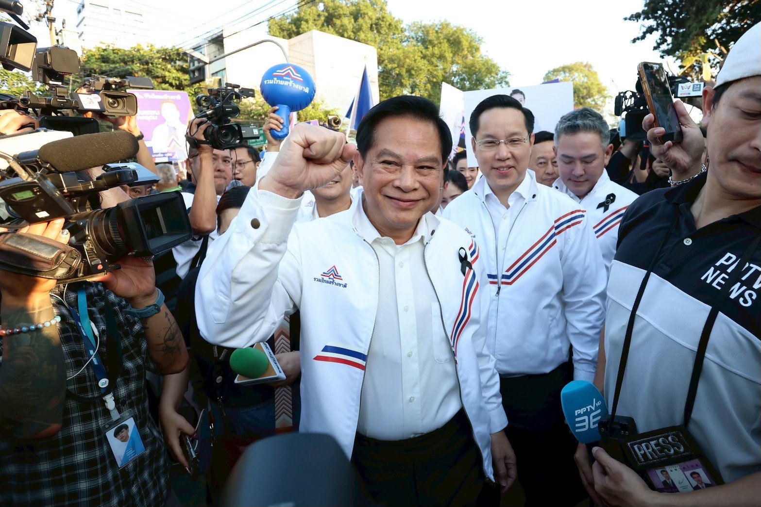 เสียงเชียร์กระหึ่ม!! "พีระพันธุ์" นำทัพ ผู้สมัคร สส.กทม. "รวมไทยสร้างชาติ" สมัครรับเลือกตั้ง ท่ามกลางบรรยากาศที่คึกคักและสีสันของกองเชียร์ที่ยกพลมาให้กำลังใจ