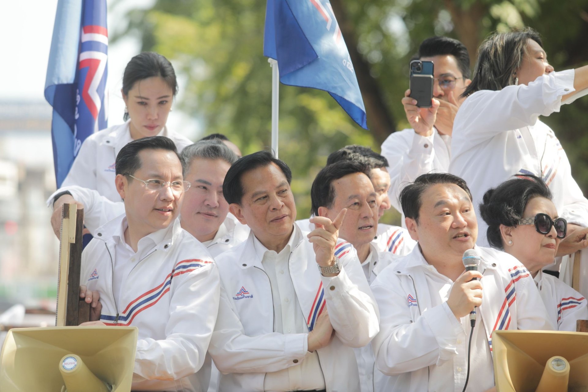 เอาฤกษ์เอาชัย! "พีระพันธุ์" นำทัพผู้สมัคร สส.กทม. 33 เขต สักการะศาลหลักเมือง-วัดพระแก้ว เสริมสิริมงคล