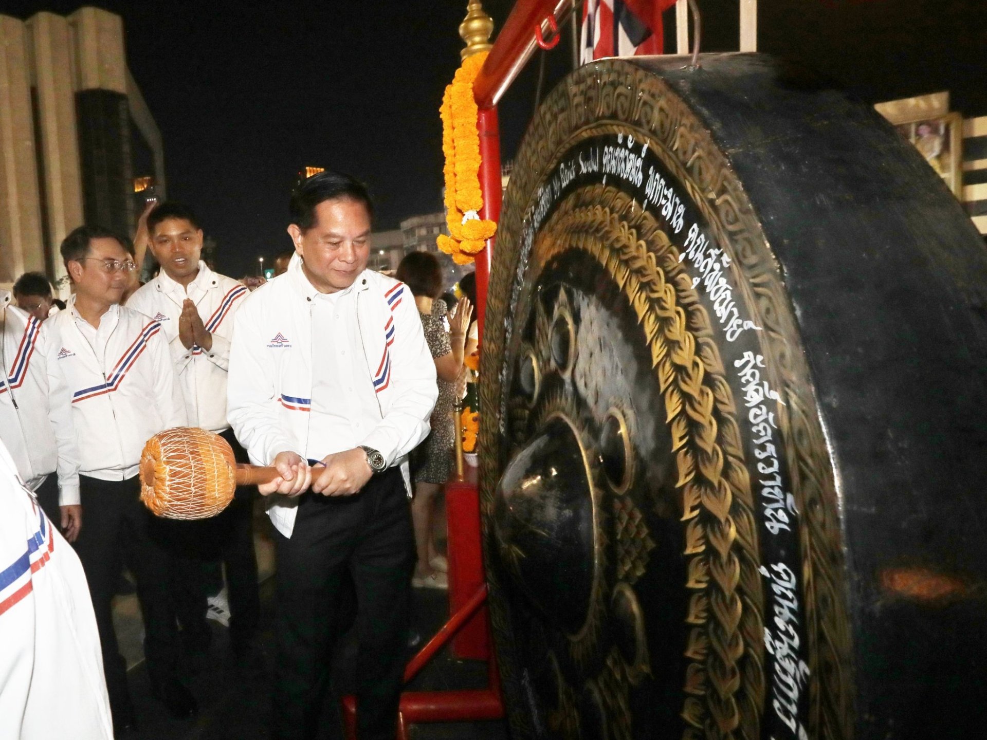 'พีระพันธ์ุ' ลั่นฆ้องชัย! ขอพร 'พระเจ้าตากสิน' สู้ศึกเลือกตั้ง นำทีมลงพื้นที่ฝั่งธนฯ อาสาเป็นผู้นำแก้วิกฤติชาติ