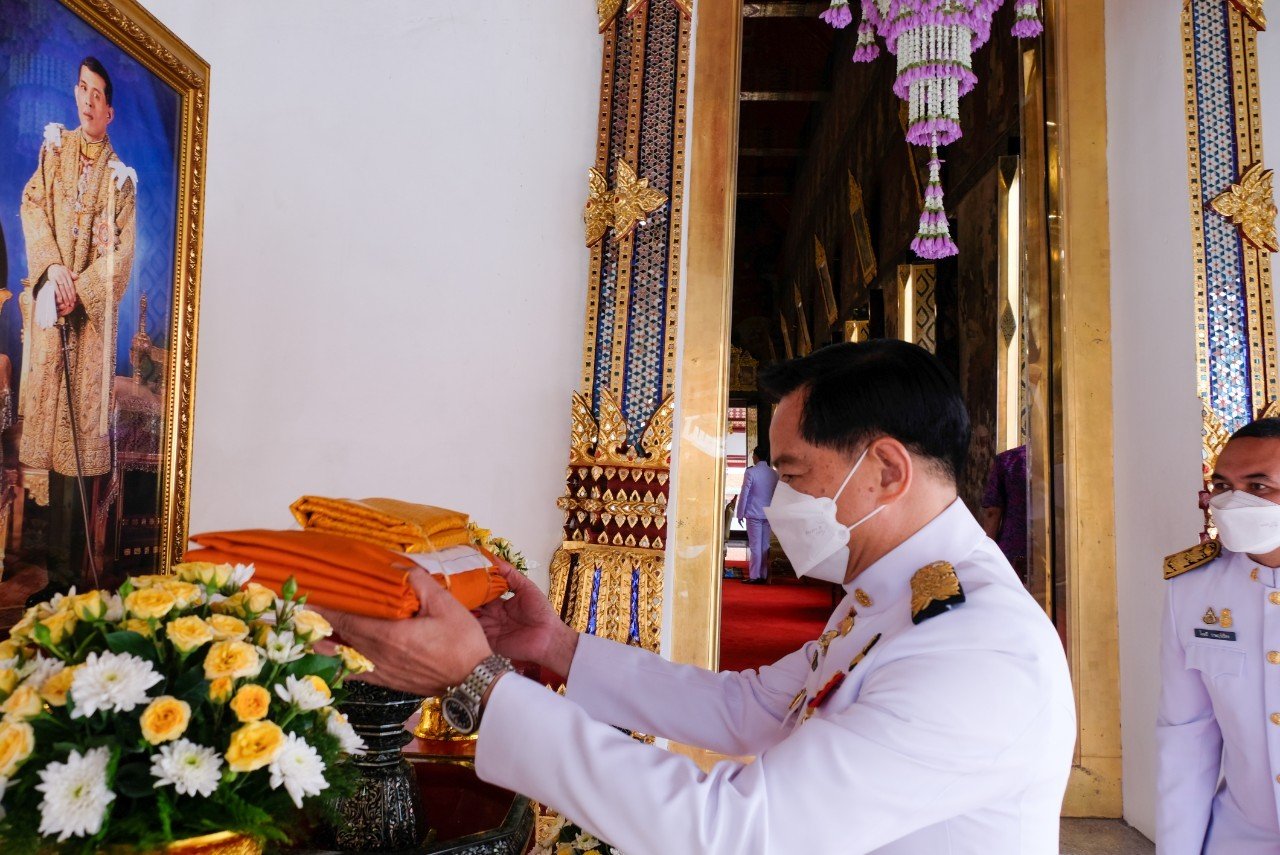 'พีระพันธุ์' เป็นประธานในพิธีถวายผ้าพระกฐินพระราชทาน