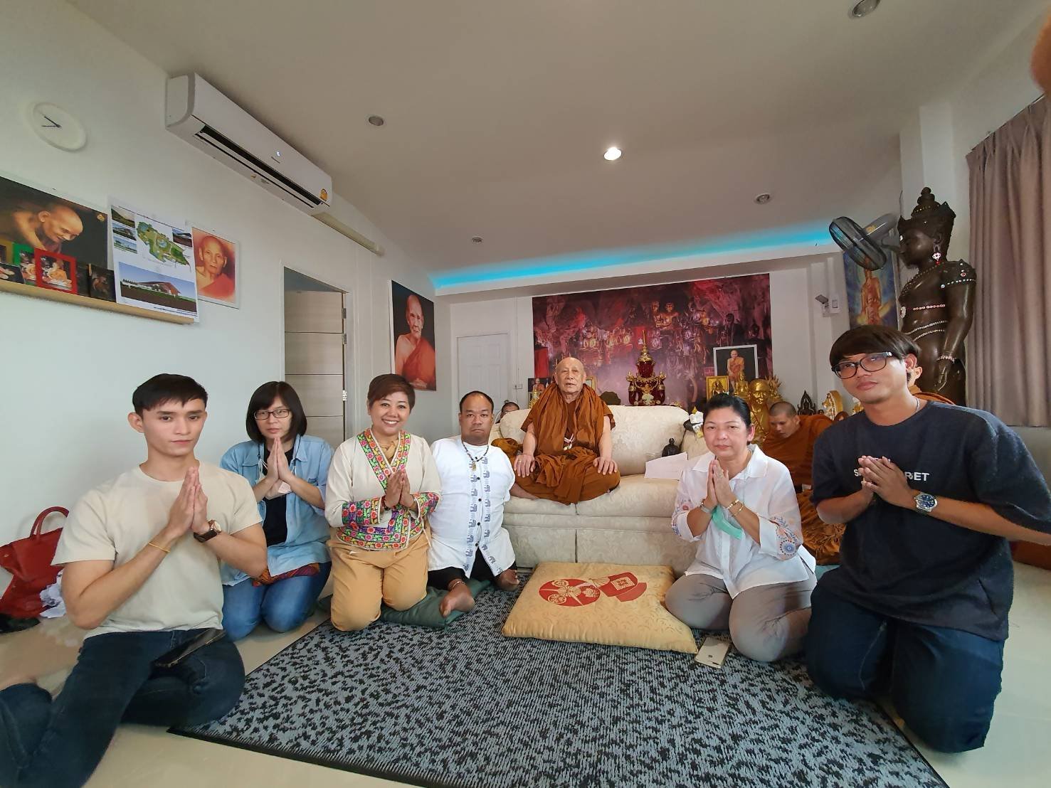 ถวายหนังสือบุญที่เกิดจากใจกับหลวงตาม้า ถวายหนังสือบุญที่เกิดจากใจกับหลวงตาม้า