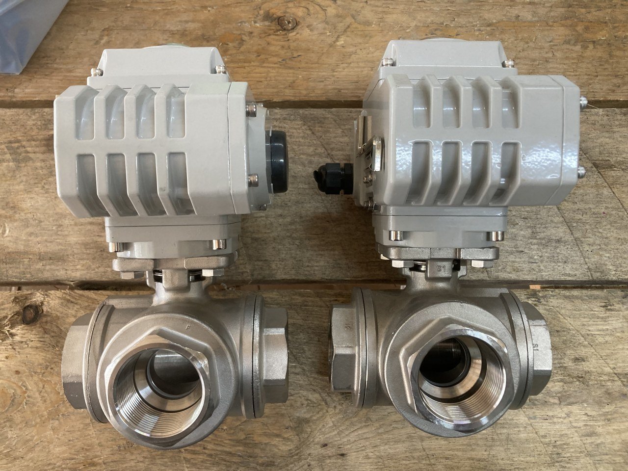 วาล์วสามทางประกอบหัวขับไฟฟ้า 1 1/2" วาล์วสามทางประกอบหัวขับไฟฟ้า 1 1/2"