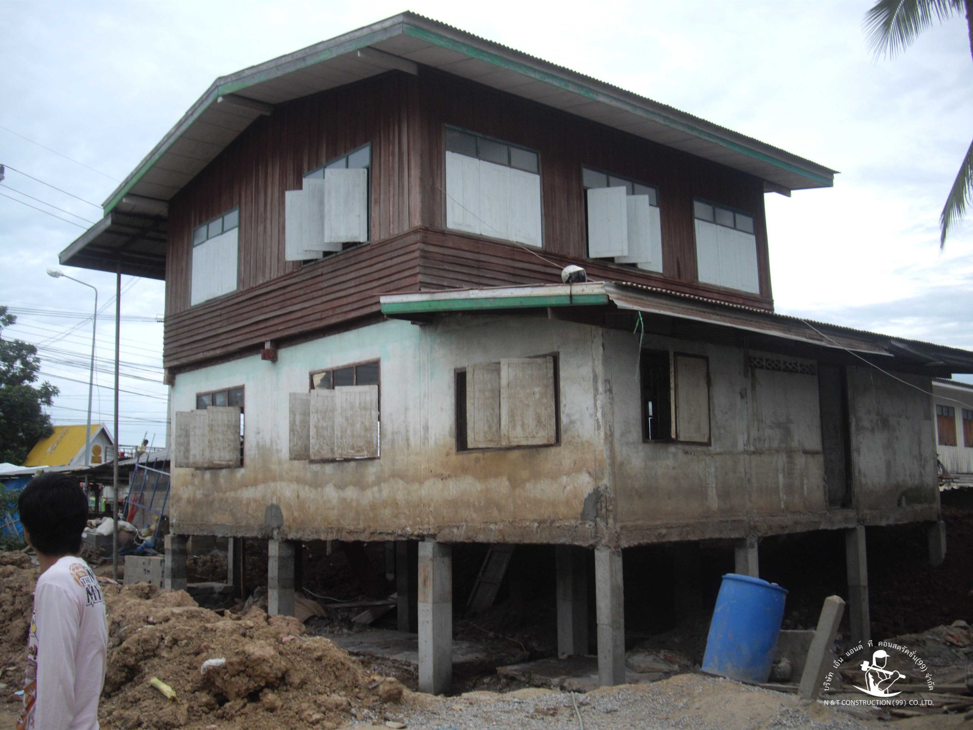 ผลงานดีดบ้าน 2 ชั้น ครึ่งไม้ครึ่งปูน บริษัท เอ็น แอนด์ ที คอนสตรัคชั่น(99) จำกัด ผลงานดีดบ้าน 2 ชั้น ครึ่งไม้ครึ่งปูน บริษัท เอ็น แอนด์ ที คอนสตรัคชั่น(99) จำกัด