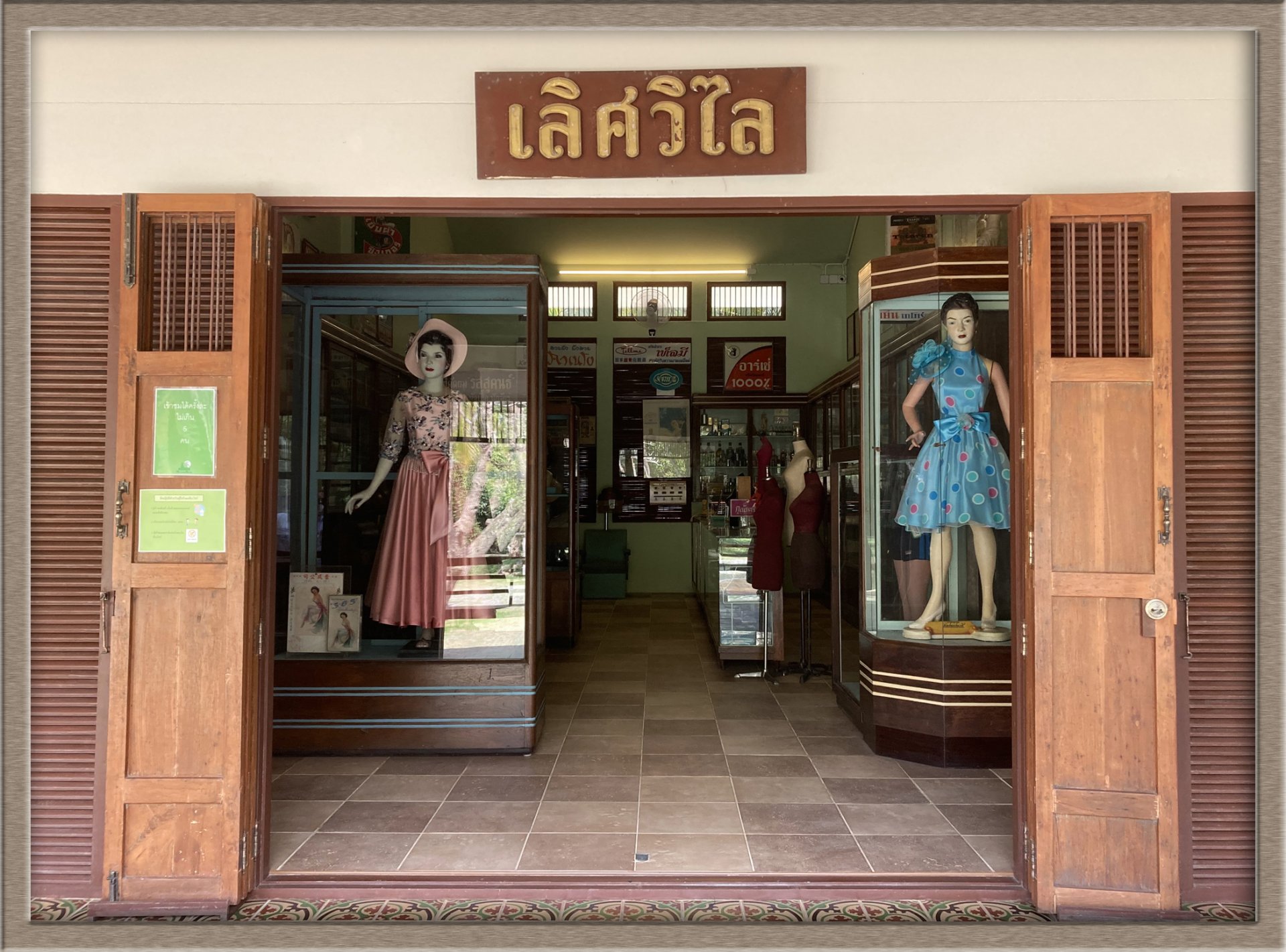 ตู้หุ่นโชว์เสื้อผ้าสตรีปูนพลาสเตอร์ ตู้หุ่นโชว์เสื้อผ้าสตรีปูนพลาสเตอร์