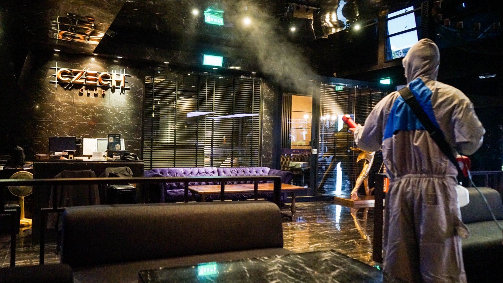 ห้องซ้อมดนตรีเก็บเสียง ไม่มีหน้าต่างเลย วงดนตรี 5 คนป่วยยกวง ต้องยกเลิกงานแต่ง 3 งานในเดือนเดียว