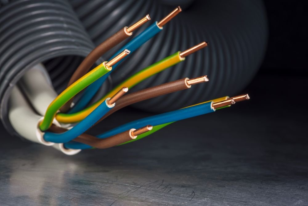 สายไฟในท่อร้อยสายไฟ สายไฟร้อยท่อลงดิน