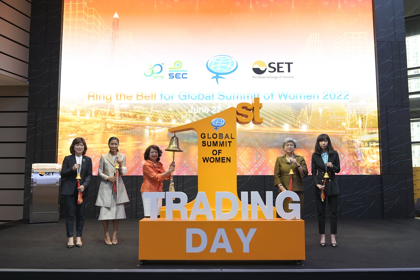 ผู้นำสตรีลั่นระฆังเปิดการซื้อขายหลักทรัพย์ต้อนรับการประชุมสุดยอดผู้นำสตรีโลก 
