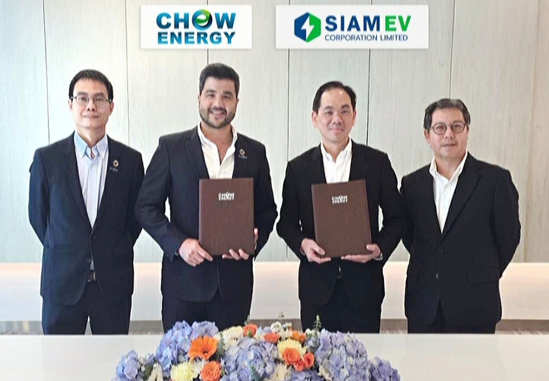 CHOW จับมือ SiamEV ขยายโอกาสในธุรกิจพลังงานสะอาด และโครงสร้างพื้นฐาน