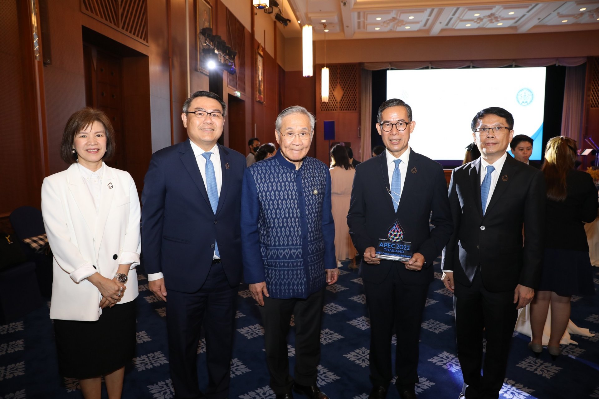 ธนาคารกรุงเทพ รับมอบโล่ที่ระลึก ในฐานะพันธมิตรด้านการสื่อสารและประชาสัมพันธ์การเป็นเจ้าภาพ APEC 2022 ของไทย