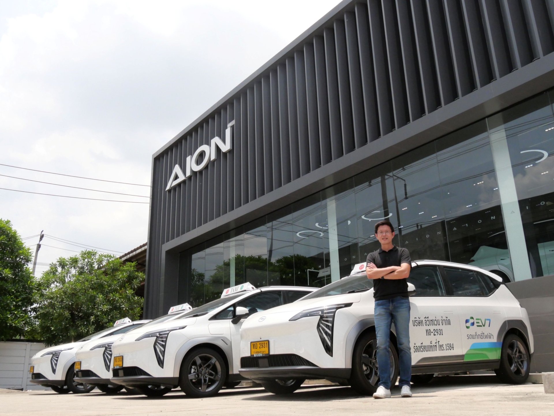 COM7 พร้อมประเดิมส่งมอบแท็กซี่ไฟฟ้าแบรนด์ Aion Y Plus รุ่น 410 Premium ล๊อตแรก 100 คัน