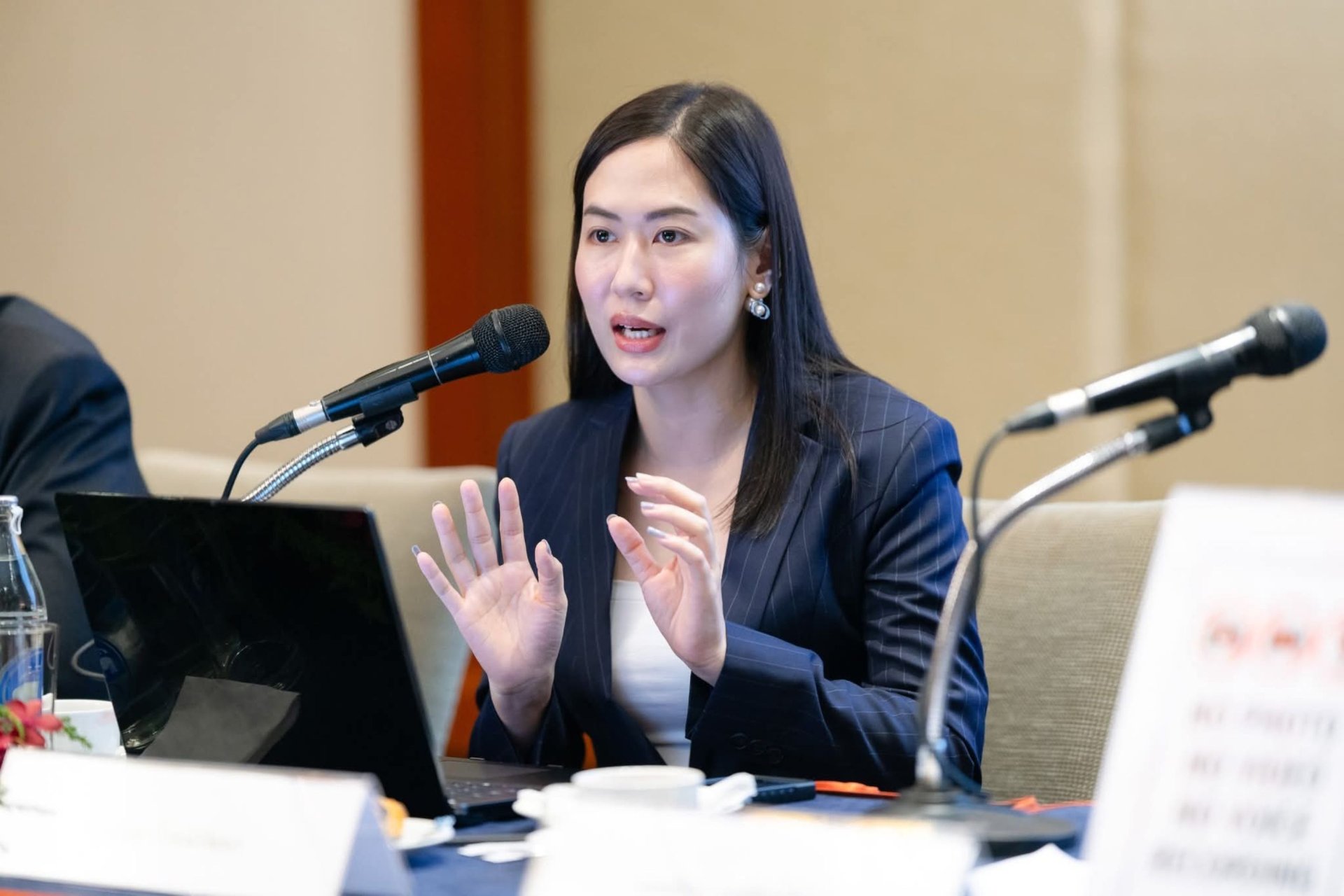 MMM พร้อมขายหุ้น PO 64.2 ล้านหุ้น หลังเสร็จโรดโชว์ 27 ต.ค.นี้ MMM พร้อมขายหุ้น PO 64.2 ล้านหุ้น หลังเสร็จโรดโชว์ 27 ต.ค.นี้