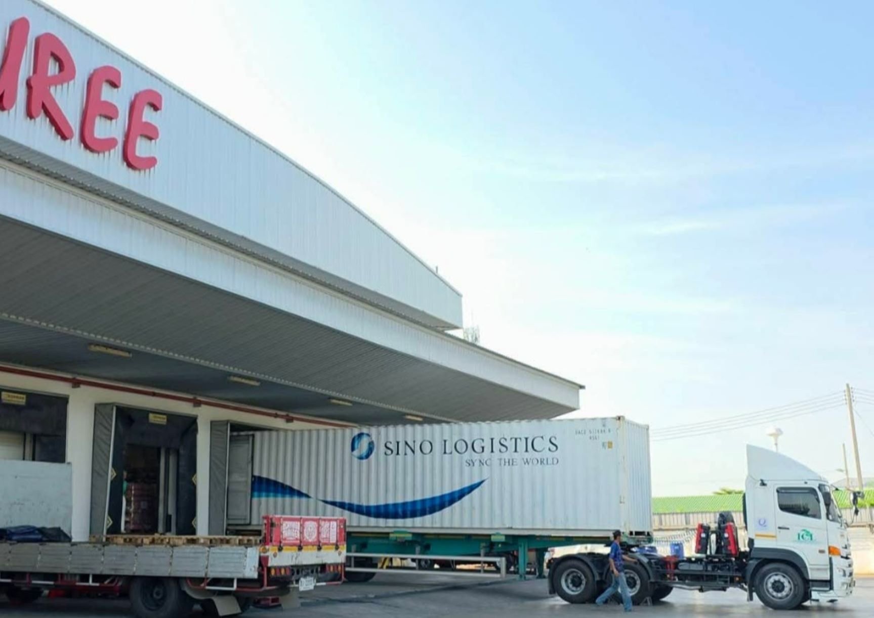 SINO อาสาขนส่งสินค้าจำเป็นช่วยผู้ประสบภัยภาคใต้