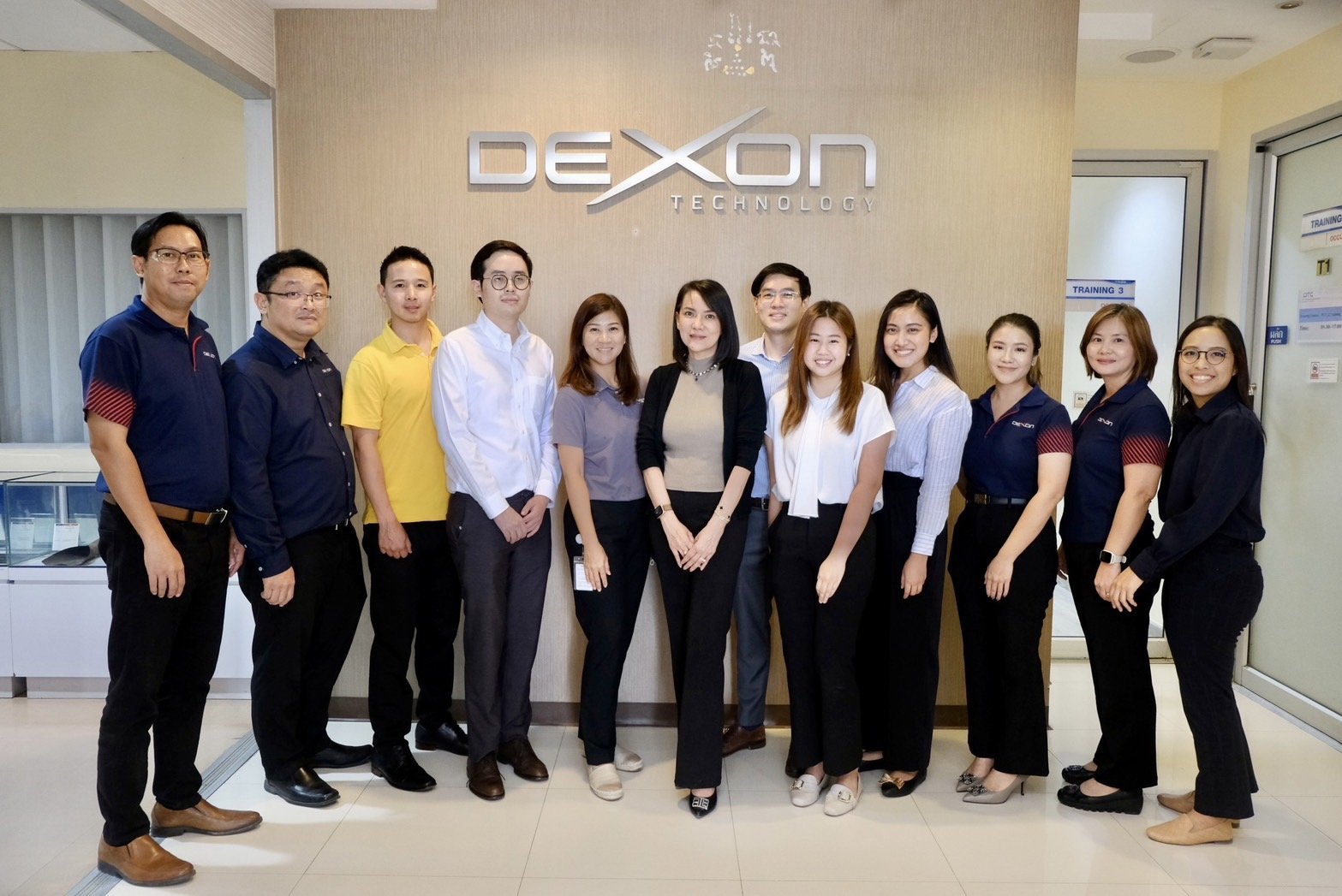 นักศึกษาศศินทร์ และเจ้าหน้าที่่ตลาดหลักทรัพย์ฯ เยี่ยมชม DEXON 