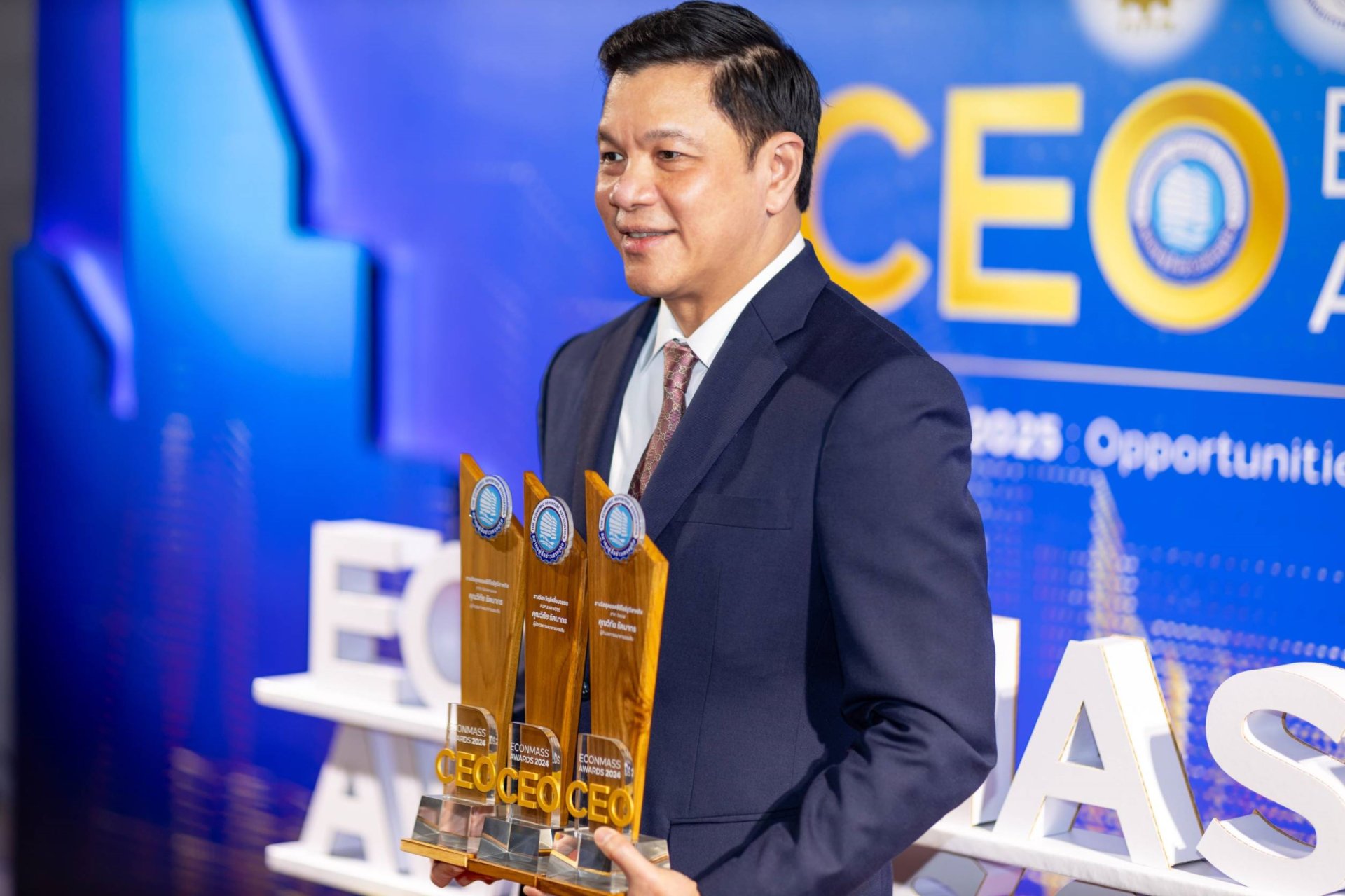 ผอ.ออมสิน รับ 3 รางวัล สุดยอดผู้บริหาร เวที Econmass Awards 2024