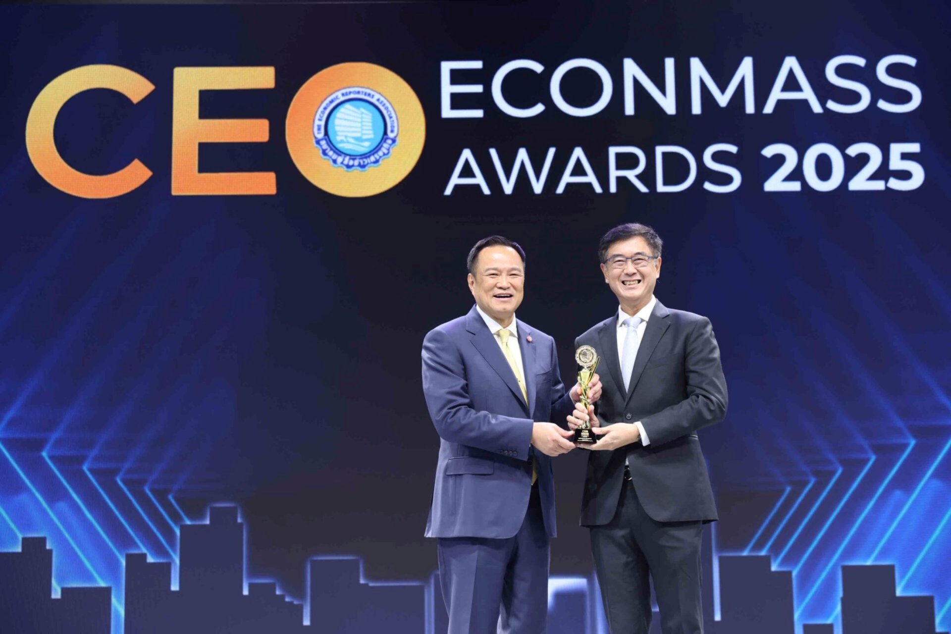 สมเกียรติ เมสันธสุวรรณ คว้า 2 รางวัล เวที CEO ECONMASS Awards 2025