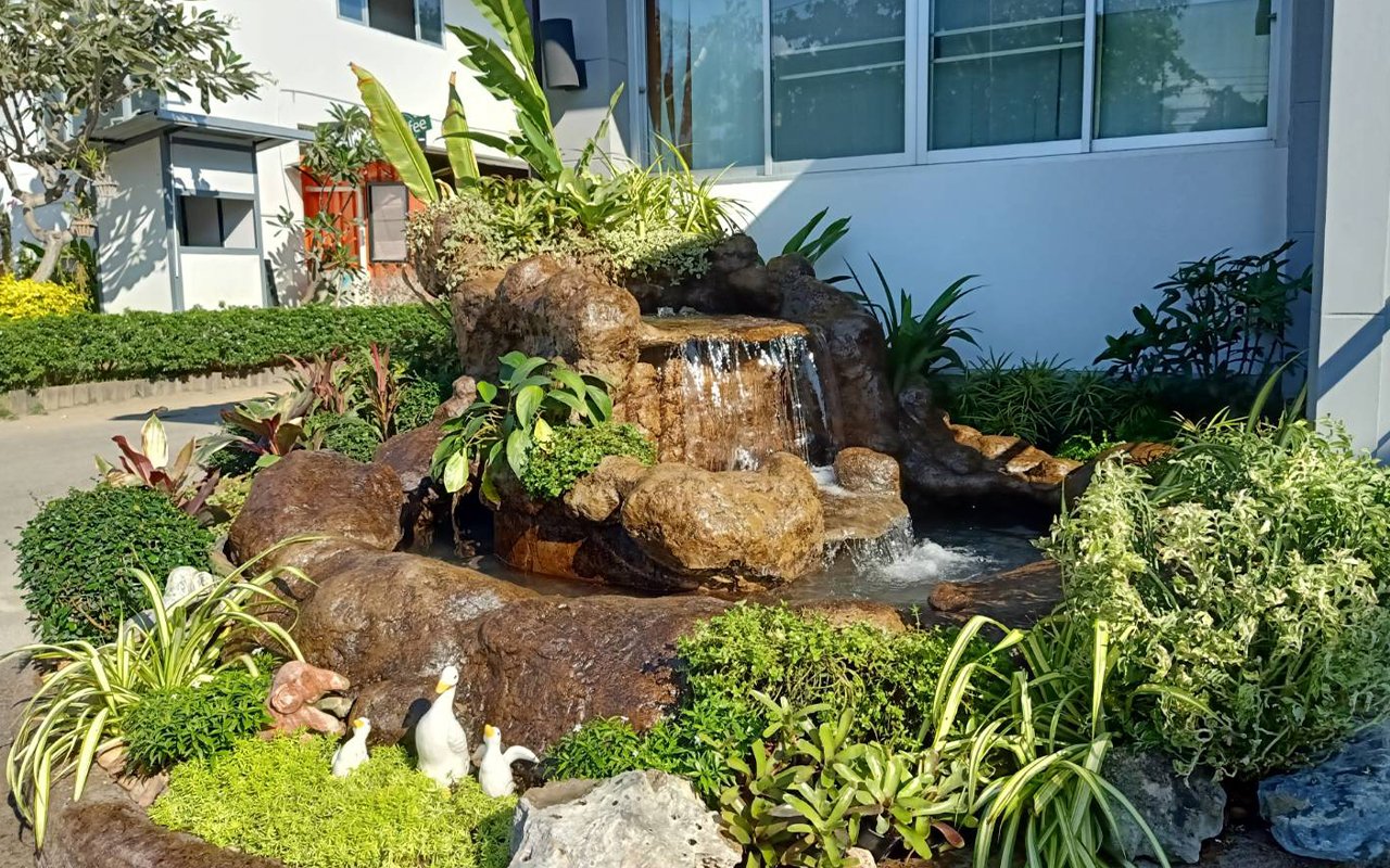 สวนหน้าบ้าน น้ำตกหินเทียม รับจัดสวน เชียงใหม่ พัทยา ชลบุรี landscape design
