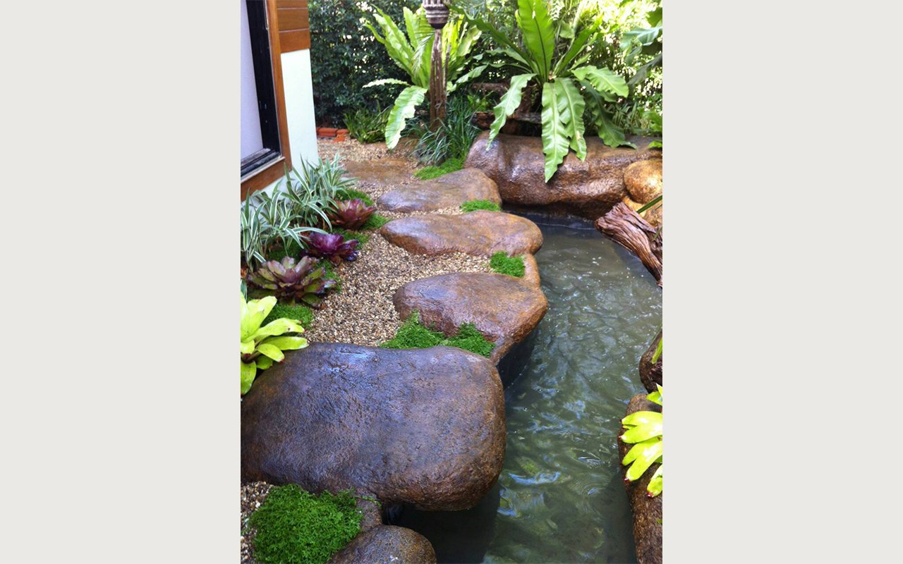 น้ำตกในสวนบ้าน น้ำตกหินเทียม รับจัดสวน เชียงใหม่ พัทยา ชลบุรี landscape design
