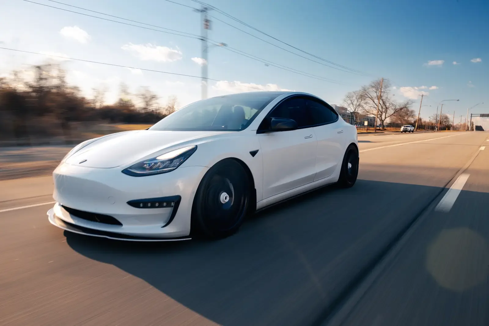 รถ Tesla ขาว
