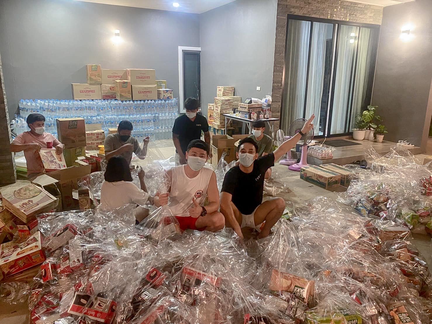 พวกเราชาวอีฟส์ขอเป็นกำลังใจให้นะค้า พวกเราชาวอีฟส์ขอเป็นกำลังใจให้นะค้า