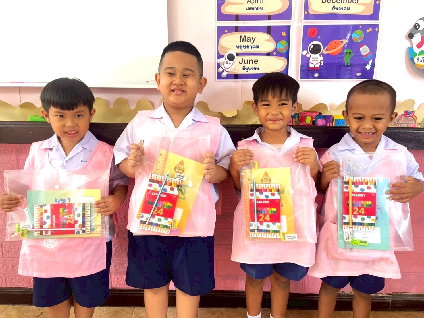 มอบอุปกรณ์การเรียน (ภาคเรียน 2/2568) .ให้นักเรียน