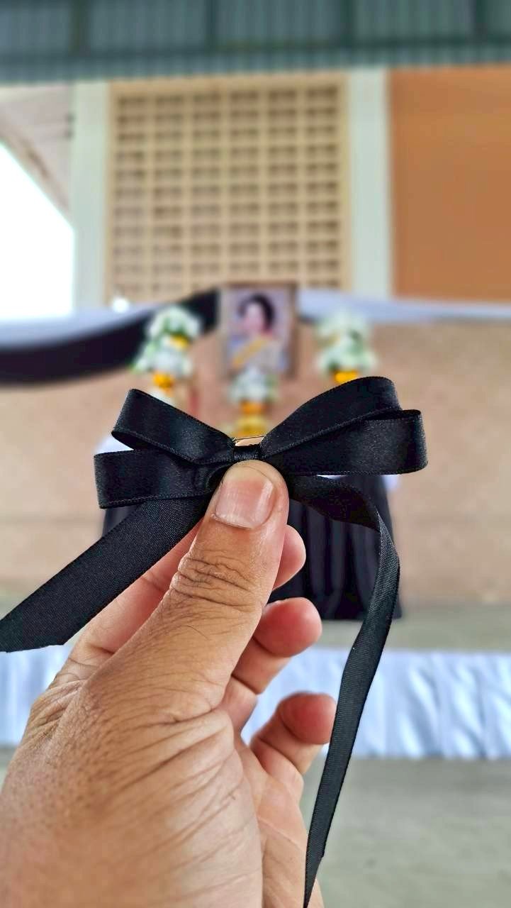 เด็ก ๆ ทำโบสีดำติดเสื้อ ถวายความอาลัยพระพันปีหลวง