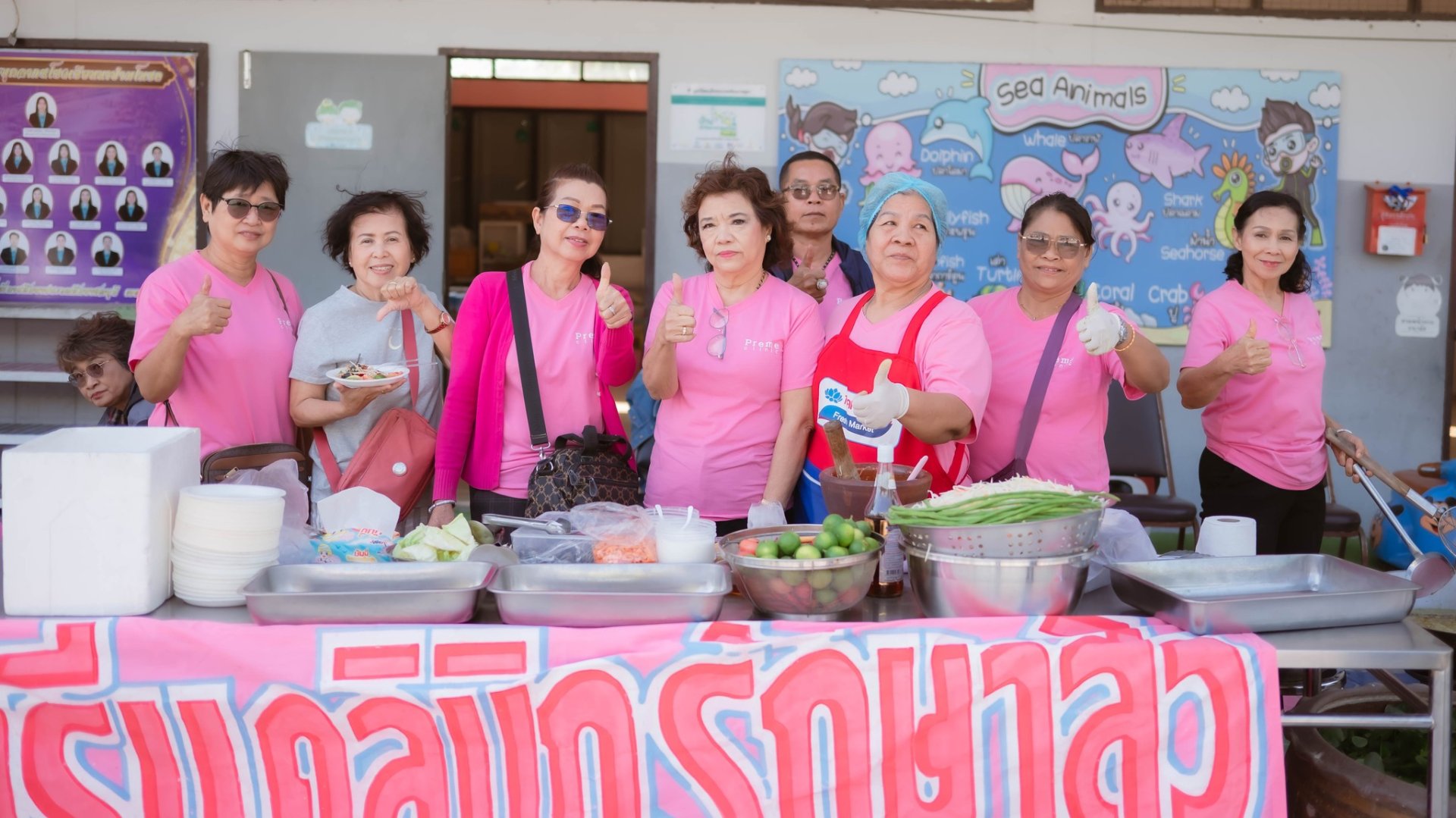  ภาพบรรยากาศ...การนำอาหาร ขนม เลี้ยงเด็ก ๆ วันเด็ก 69