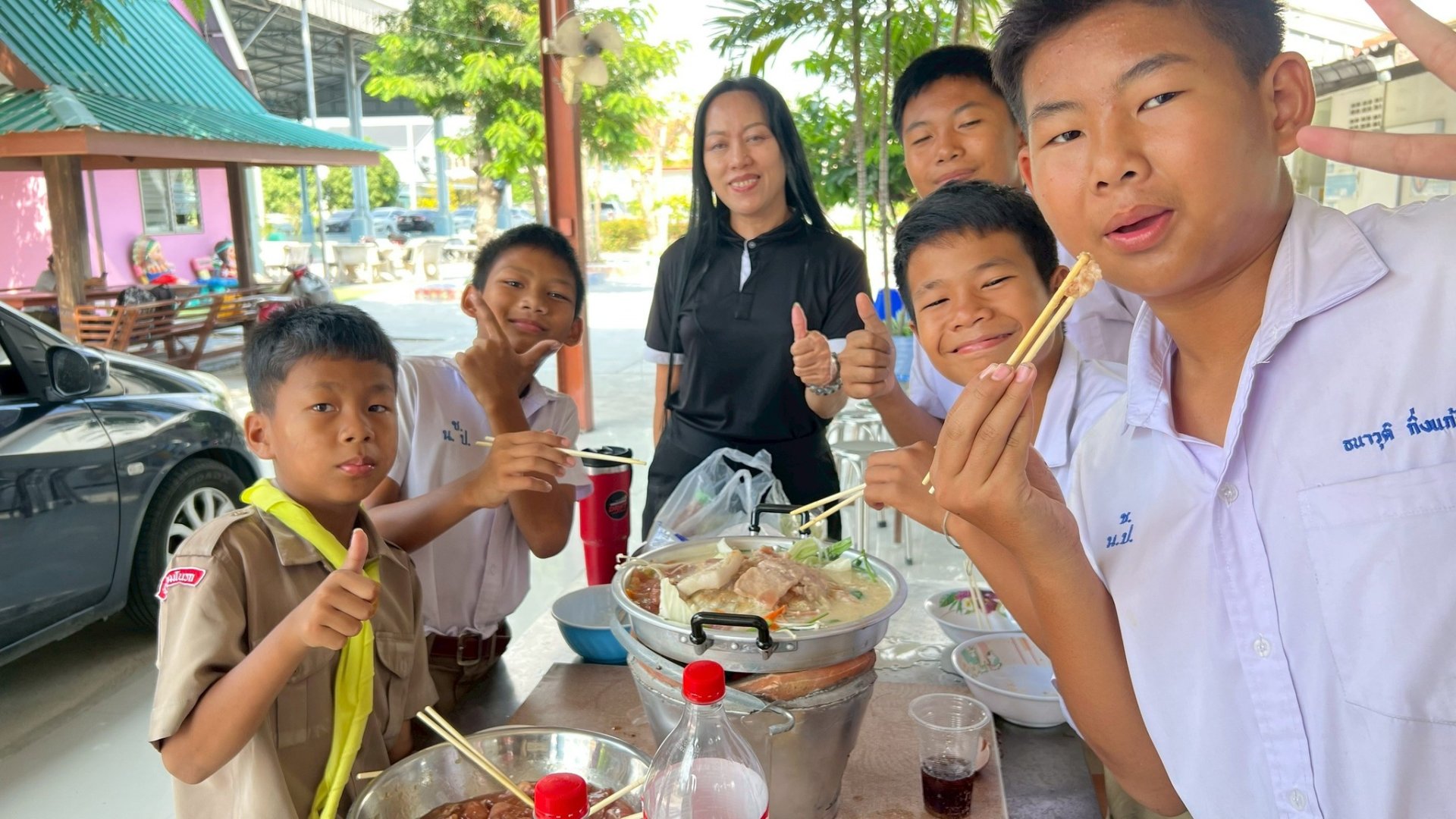  เลี้ยงหมูกะทะนักเรียนที่เป็นตัวแทนแข่งกีฬาและศิลปหัตถกรรม