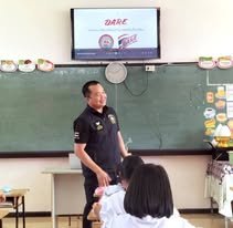 คุณครูตำรวจแดร์ (D.A.R.E) มาสอนนักเรียนชั้น ป.5