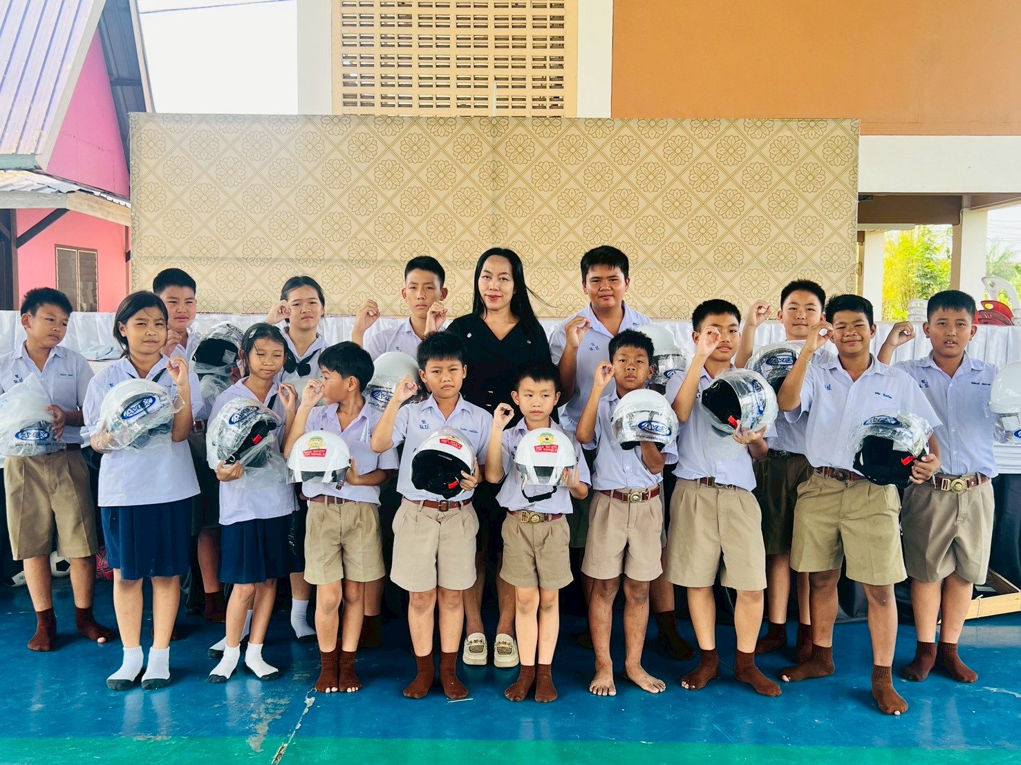  มอบหมวกกันน็อก ตามโครงการ DENSO&AMATA Together for Safe Road