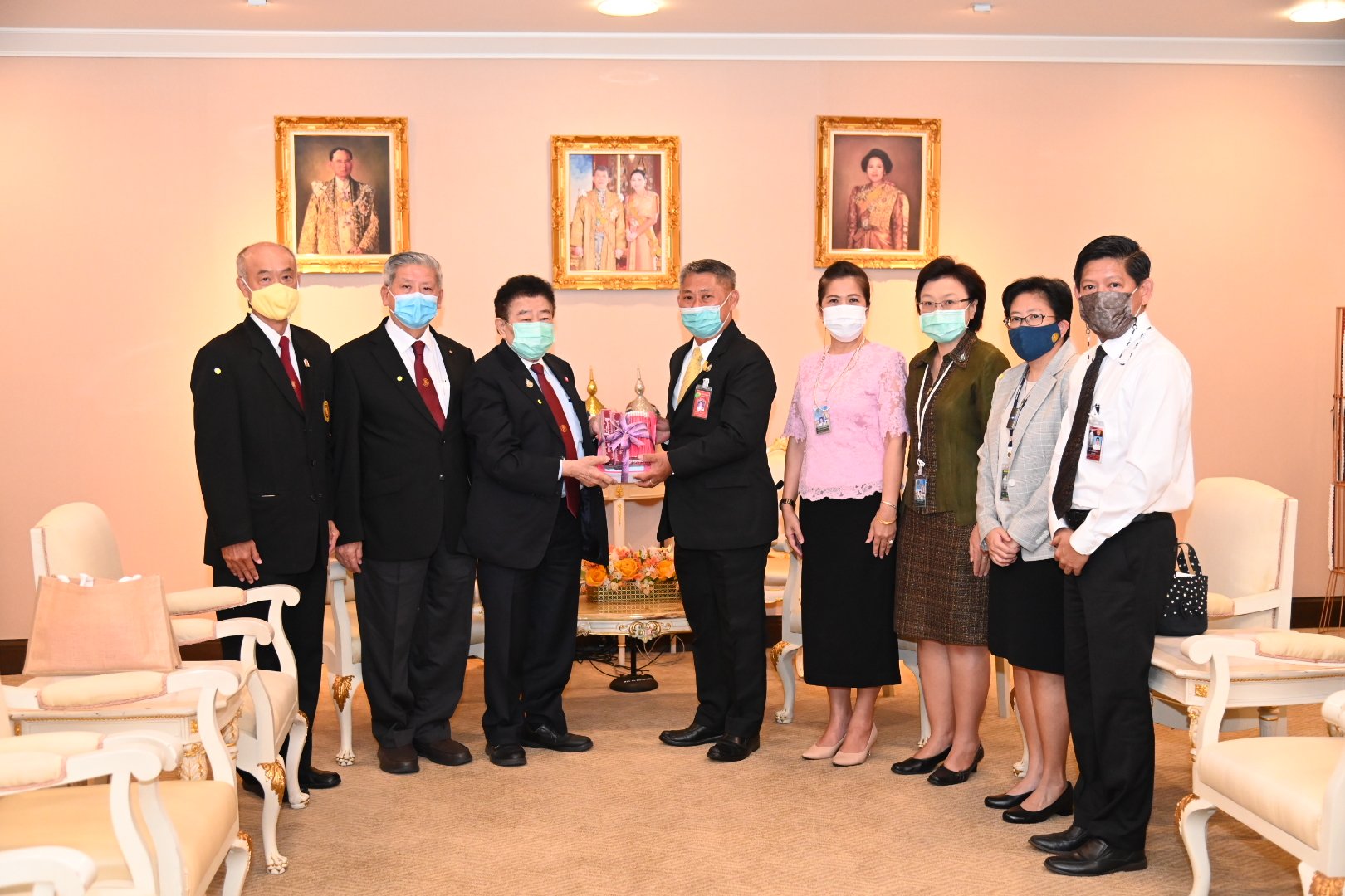 'ป่อเต็กตึ๊ง'มอบของขวัญวันเด็ก ให้นายกฯนำไปมอบเยาวชน 'ป่อเต็กตึ๊ง'มอบของขวัญวันเด็ก ให้นายกฯนำไปมอบเยาวชน