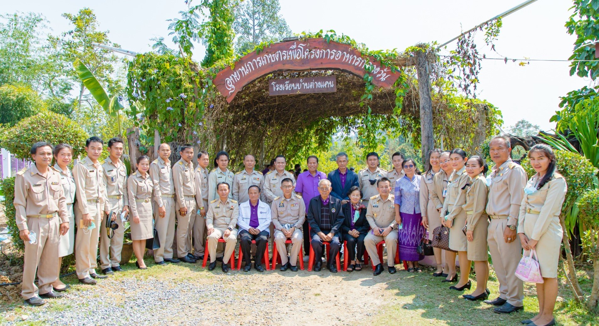 เยี่ยมชมโรงเรียนบ้านต่างแคน แหล่งเรียนรู้ฯ/ยึดหลักเศรษฐกิจพอเพียง