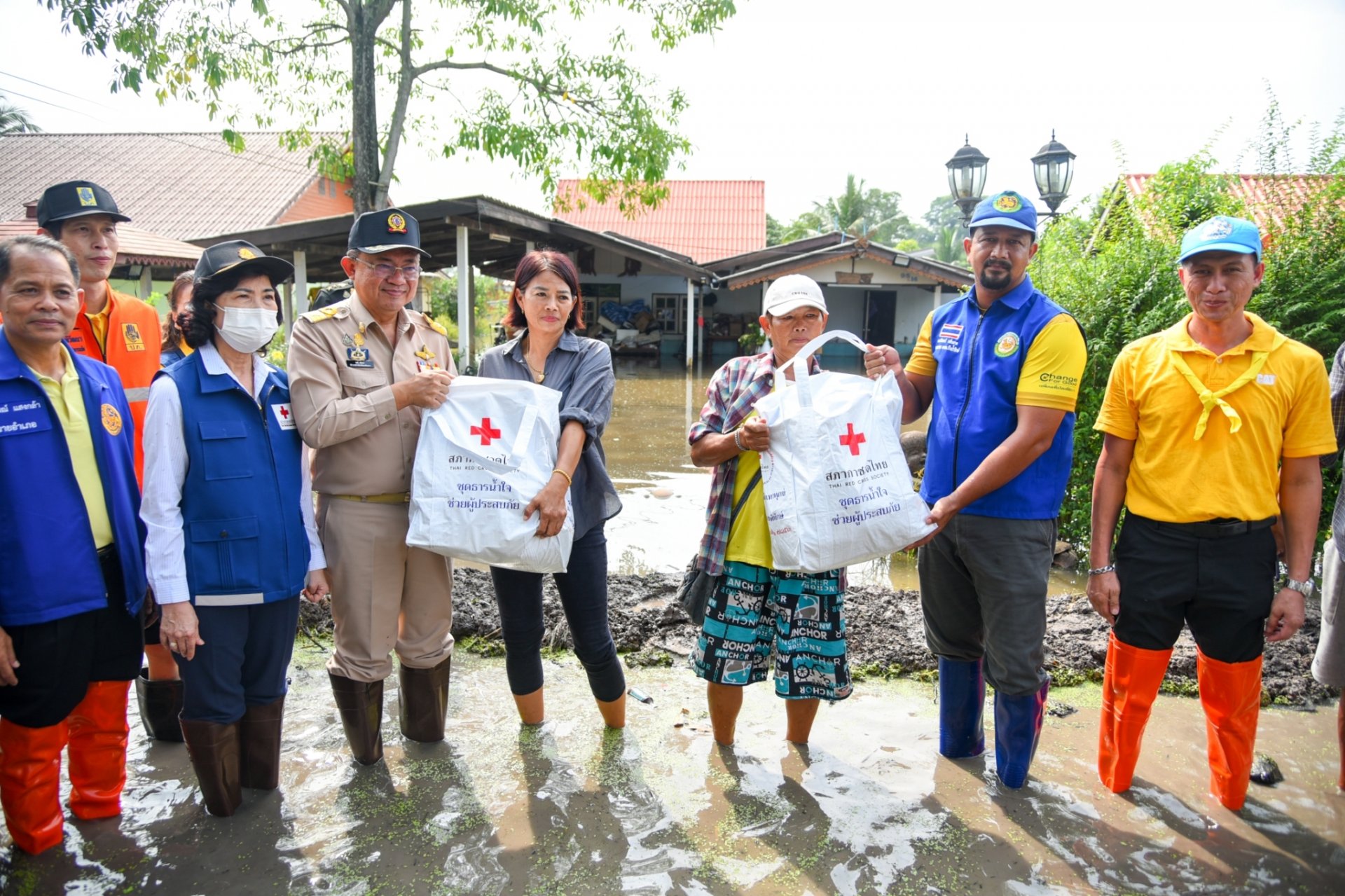 "เหล่ากาชาดฉะเชิงเทรา"ลุยน้ำ มอบถุงยังชีพให้ประชาชนพื้นที่น้ำท่วม "เหล่ากาชาดฉะเชิงเทรา"ลุยน้ำ มอบถุงยังชีพให้ประชาชนพื้นที่น้ำท่วม
