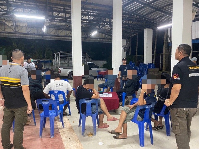 ปกครองเมืองชุมพรสนธิกำลังตร. บุกจับบ่อนไฮโลกลางวัดดัง  ปกครองเมืองชุมพรสนธิกำลังตร. บุกจับบ่อนไฮโลกลางวัดดัง