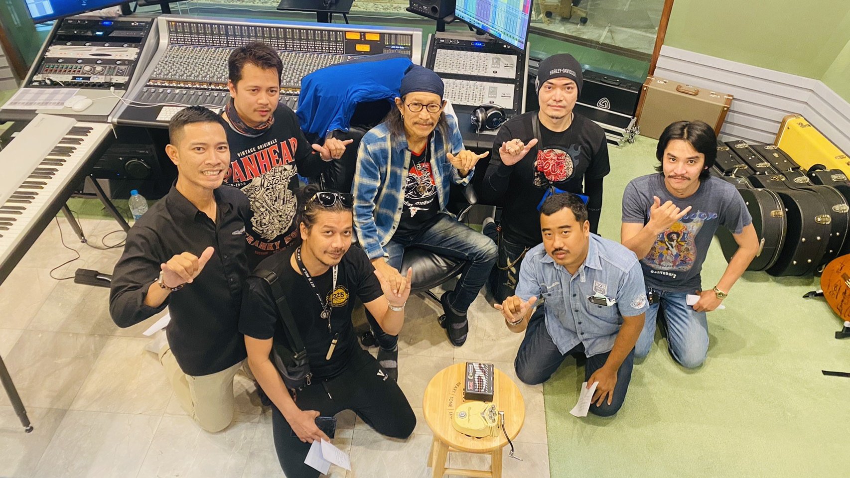 สมาชิกBluezoneriders ร่วมร้องเพลงกับ"แอ๊ด-คาราบาว"