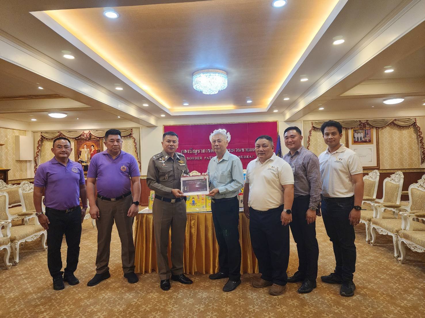 น้ำใจภาคเอกชนมอบหนังสือ ส่งเสริมการอ่านภาษาอังกฤษให้โรงเรียน ตชด. น้ำใจภาคเอกชนมอบหนังสือ ส่งเสริมการอ่านภาษาอังกฤษให้โรงเรียน ตชด.