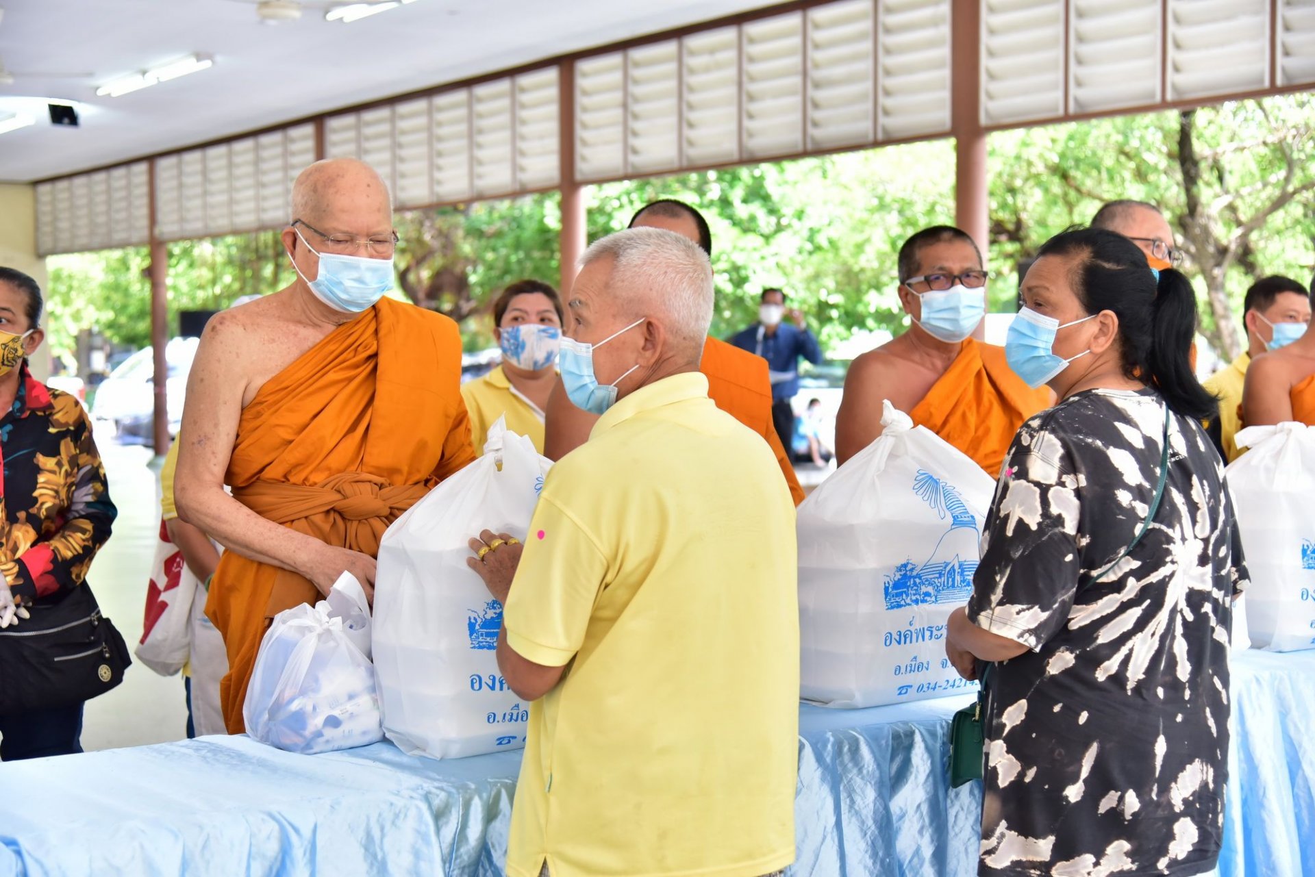 วัดพระปฐมเจดีย์ฯเปิดโรงทาน ช่วยเหลือชาวบ้านได้รับผลกระทบโควิดฯ  วัดพระปฐมเจดีย์ฯเปิดโรงทาน ช่วยเหลือชาวบ้านได้รับผลกระทบโควิดฯ