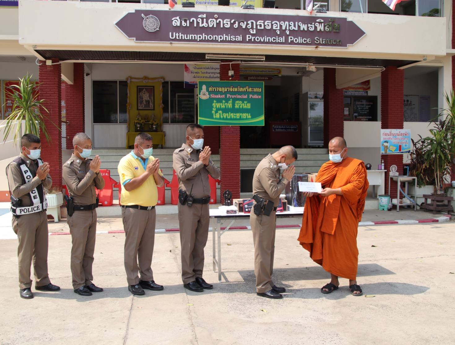 'หลวงพ่อฯ'มอบคอมพ์-เงิน1หมื่น สนับสนุนงานตำรวจดูแลประชาชน 