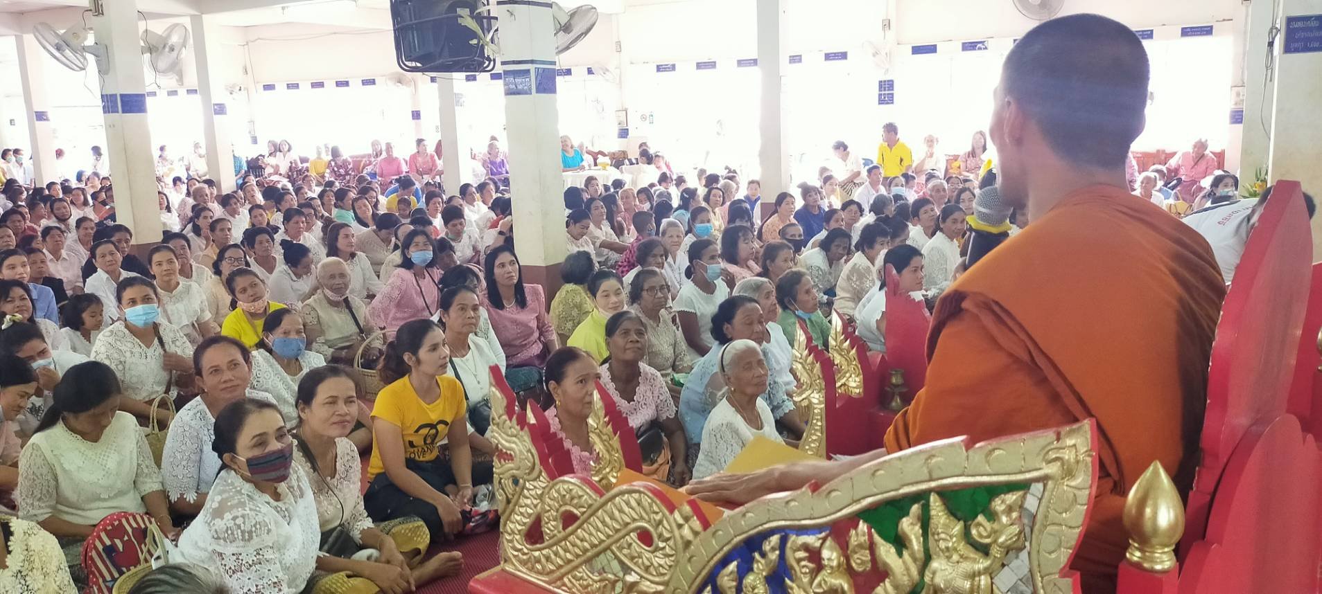 ชาวทุ่งใหญ่เมืองคอนแห่เข้าวัดทำบุญเดือนสิบส่งตายายกลับภพภูมิวันสุดท้าย