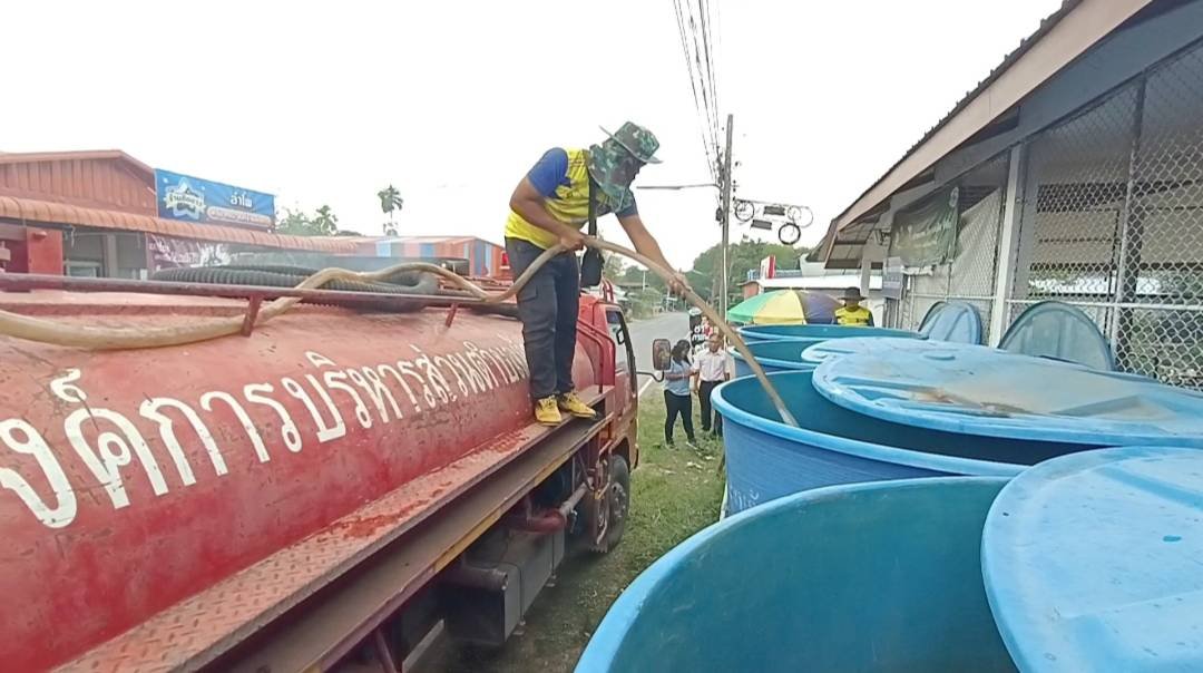 ศรีสะเกษแล้งหนัก!น้ำขาดแคลน อบต.เร่งช่วยเหลือหลังชาวบ้านต้องซื้อกิน-ซื้อใช้รายวัน ศรีสะเกษแล้งหนัก!น้ำขาดแคลน อบต.เร่งช่วยเหลือหลังชาวบ้านต้องซื้อกิน-ซื้อใช้รายวัน