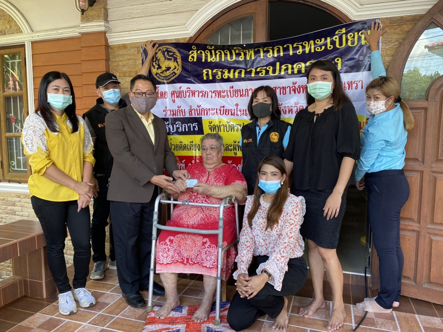 เทศบาลแปดริ้วลงพื้นที่ บริการทำบัตรปชช.ให้คนพิการ-ผู้ป่วยถึงบ้าน เทศบาลแปดริ้วลงพื้นที่ บริการทำบัตรปชช.ให้คนพิการ-ผู้ป่วยถึงบ้าน