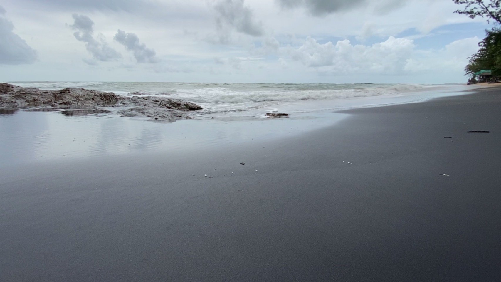 เชิญสัมผัสความแปลกกับ"หาดทรายสีดำ"ที่พังงา