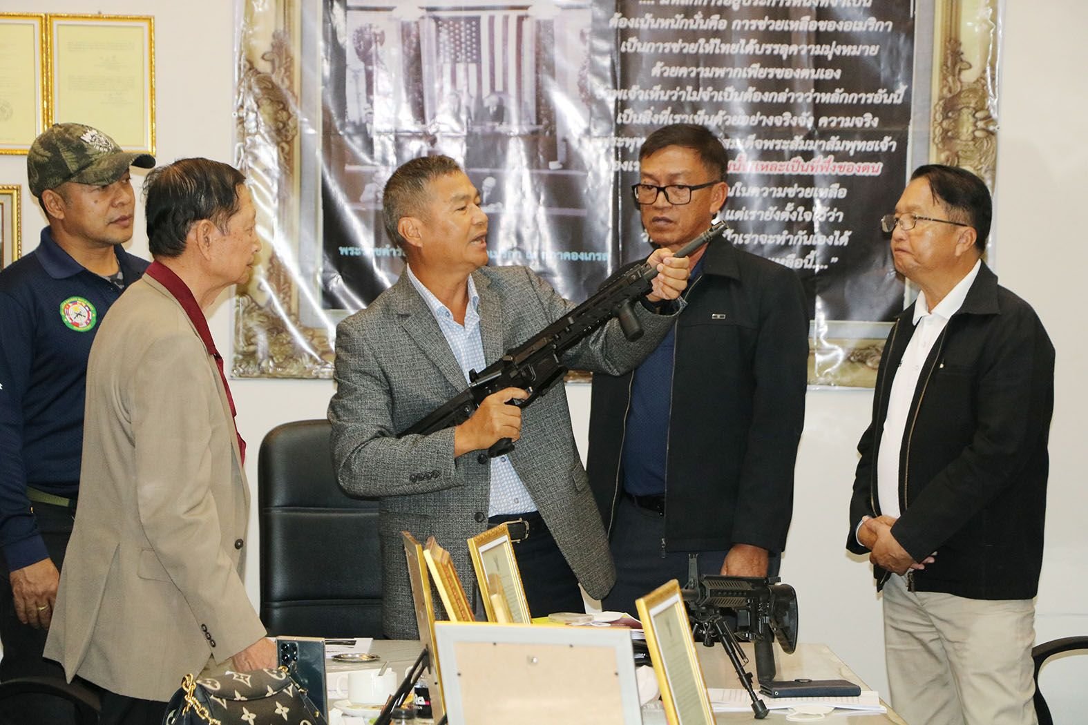 "อดีตแม่ทัพฟ้า"เดินทางตรวจเยี่ยม บริษัทฯผลิตยุทโธปกรณ์แห่งแรกของไทย "อดีตแม่ทัพฟ้า"เดินทางตรวจเยี่ยม บริษัทฯผลิตยุทโธปกรณ์แห่งแรกของไทย