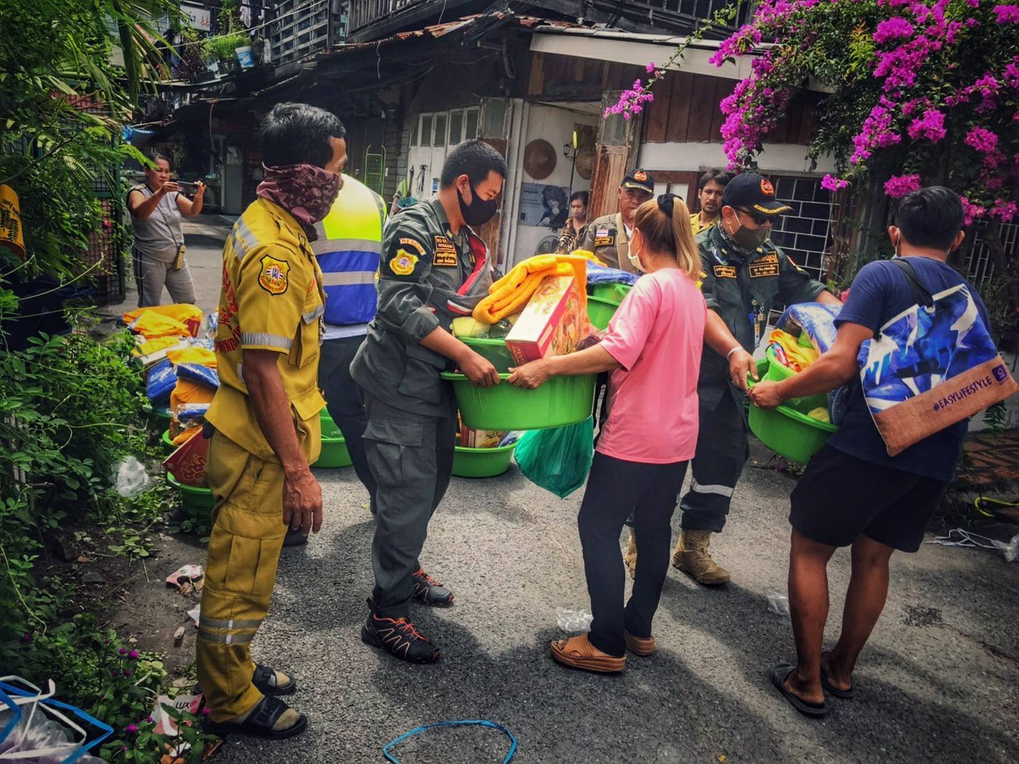 'ร่วมกตัญญู'ซับน้ำตาชาวบ้าน ลงพื้นที่ช่วยเหลือผู้ประสบอัคคีภัย