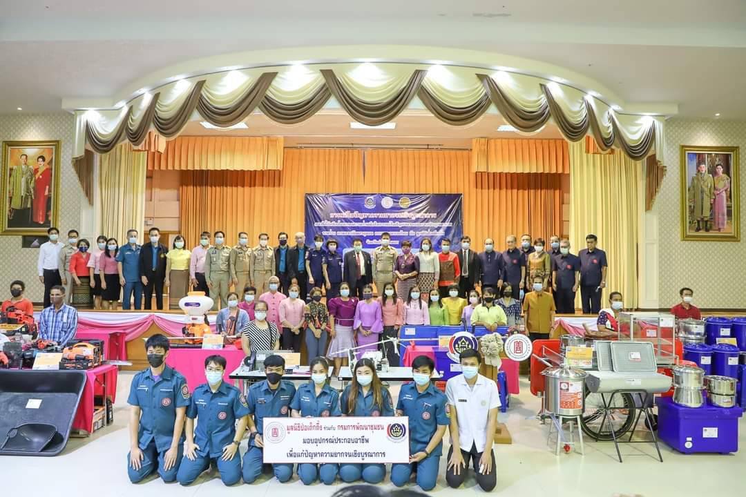 'ป่อเต็กตึ๊ง'จับมือ'กรมพัฒนาชุมชนฯ' มอบอุปกรณ์สร้างอาชีพให้คนยากจน 'ป่อเต็กตึ๊ง'จับมือ'กรมพัฒนาชุมชนฯ' มอบอุปกรณ์สร้างอาชีพให้คนยากจน