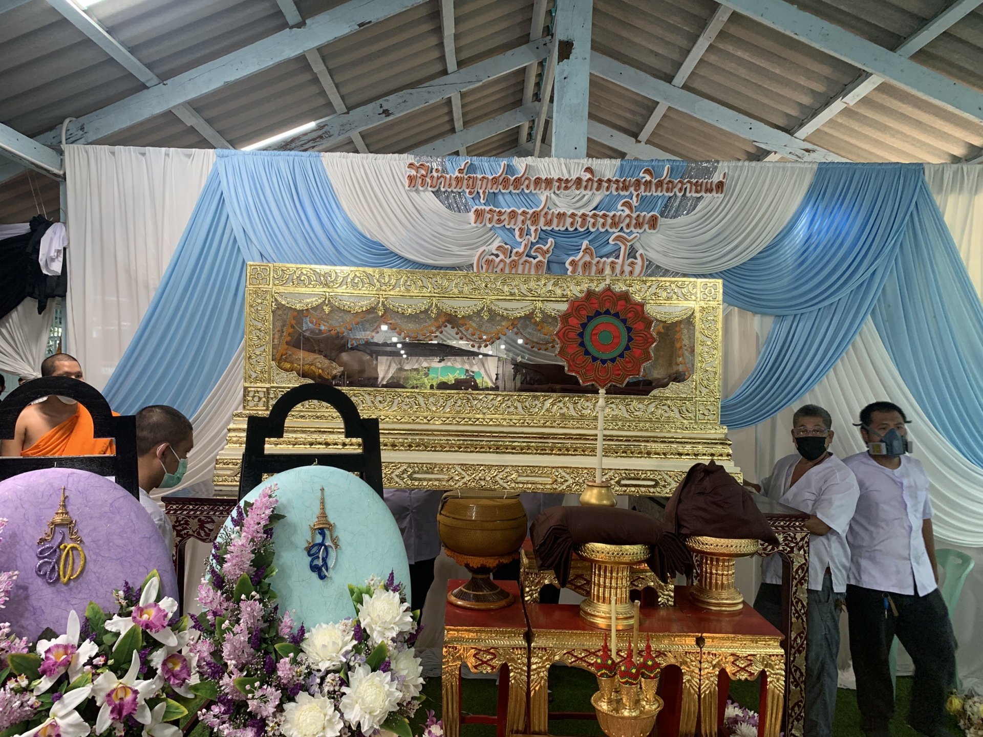 ศิษยานุศิษย์หลั่งไหลร่วมพิธี บรรจุสรีระสังขาร"หลวงพ่อเสือดำ" ศิษยานุศิษย์หลั่งไหลร่วมพิธี บรรจุสรีระสังขาร"หลวงพ่อเสือดำ"