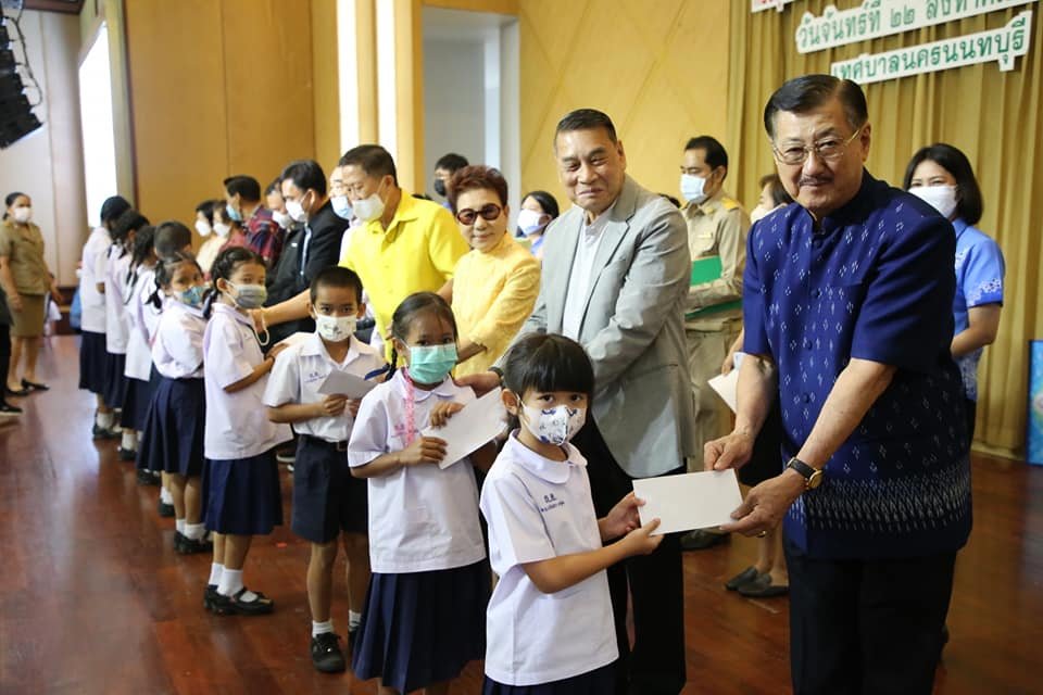 ชื่นชมผู้สูงอายุเมืองนนท์ไม่ขอรับเบี้ยชรา มอบเป็นทุนการศึกษาให้นร.ยากจน ชื่นชมผู้สูงอายุเมืองนนท์ไม่ขอรับเบี้ยชรา มอบเป็นทุนการศึกษาให้นร.ยากจน