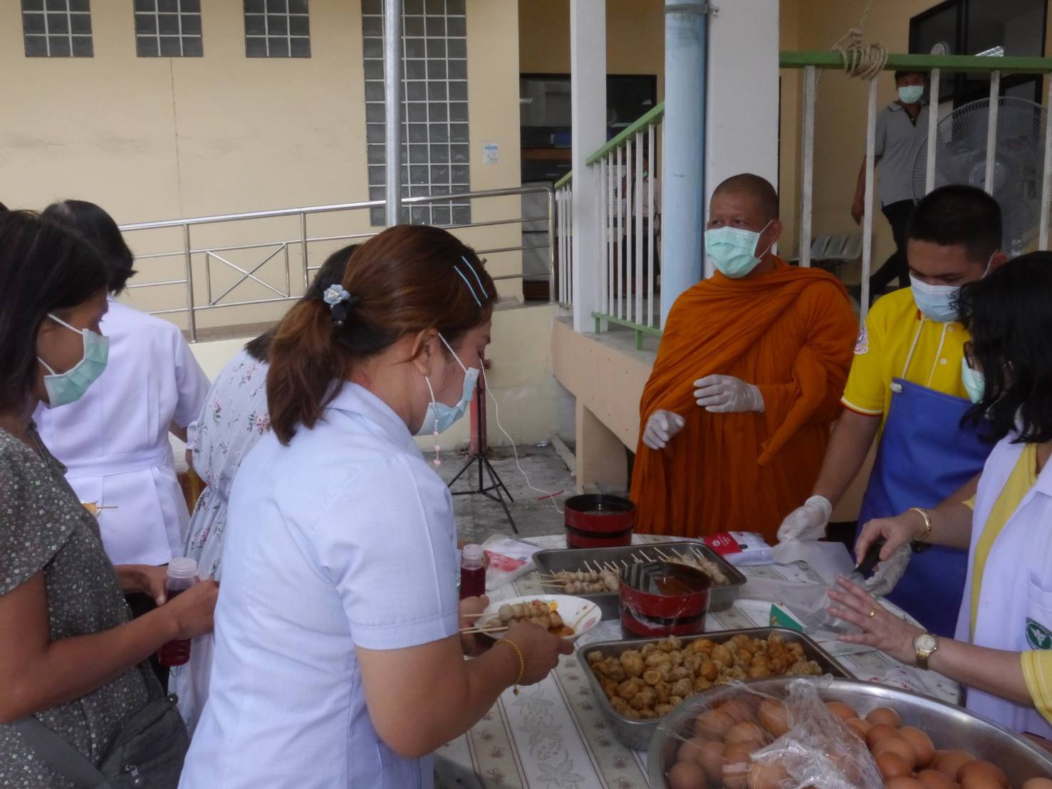 'หมอจะพร้อมต้องอิ่มก่อน' วัดชวดบัวเปิดโรงทานทำอาหารให้แพทย์-พยาบาล