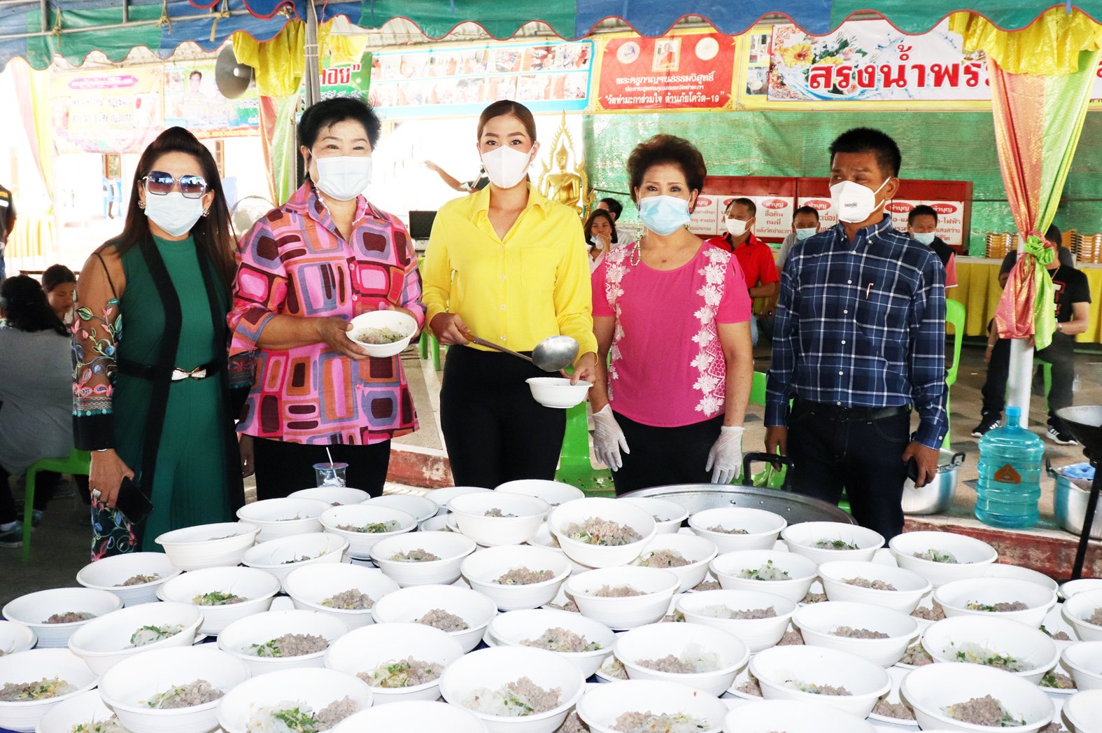 เปิด"โรงครัวน้องพลอย" เลี้ยงก๋วยเตี๋ยว-แจกสิ่งของให้ปชช.